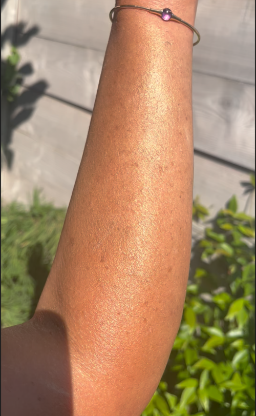 Gouden glitter dagcrème op huid